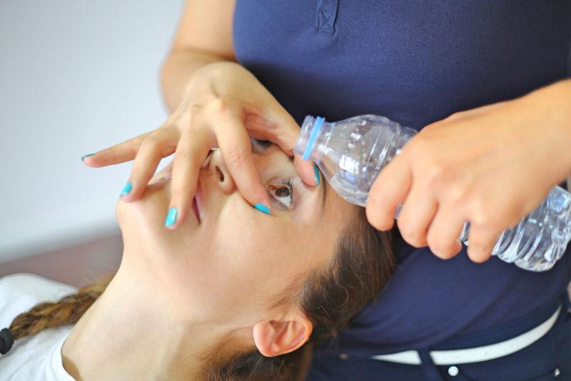 异物入眼的正确处理方法